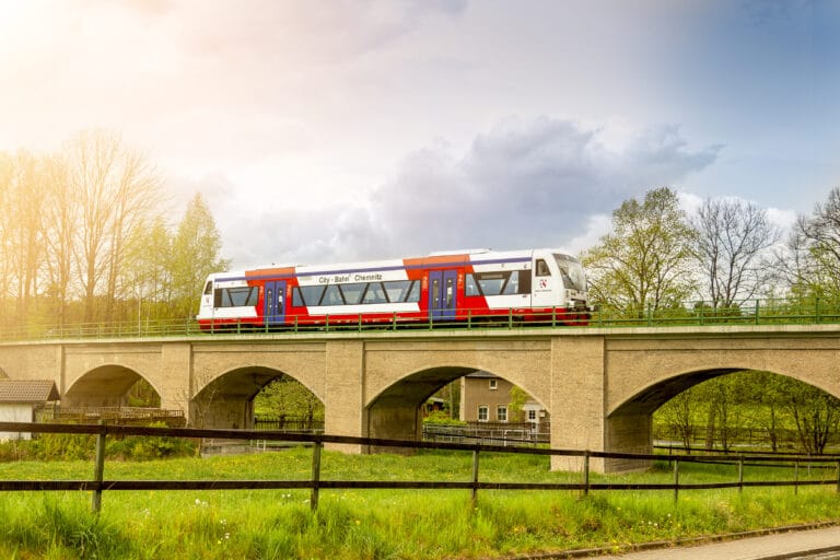 Der Regioshuttle der Linie RB92 / RB37 an einem sonnigen Tag auf einer Bahnbrücke