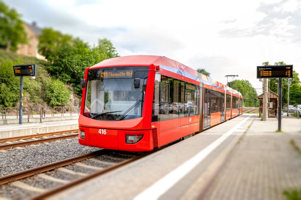 Die Variobahn der Linie C11 im Bahnhof Stollberg