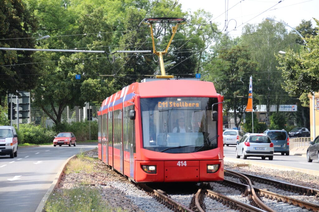 Eine rote Variobahn der Linie C11 in Chemnitzer Stadtgebiet in Fahrtrichtung Stollberg