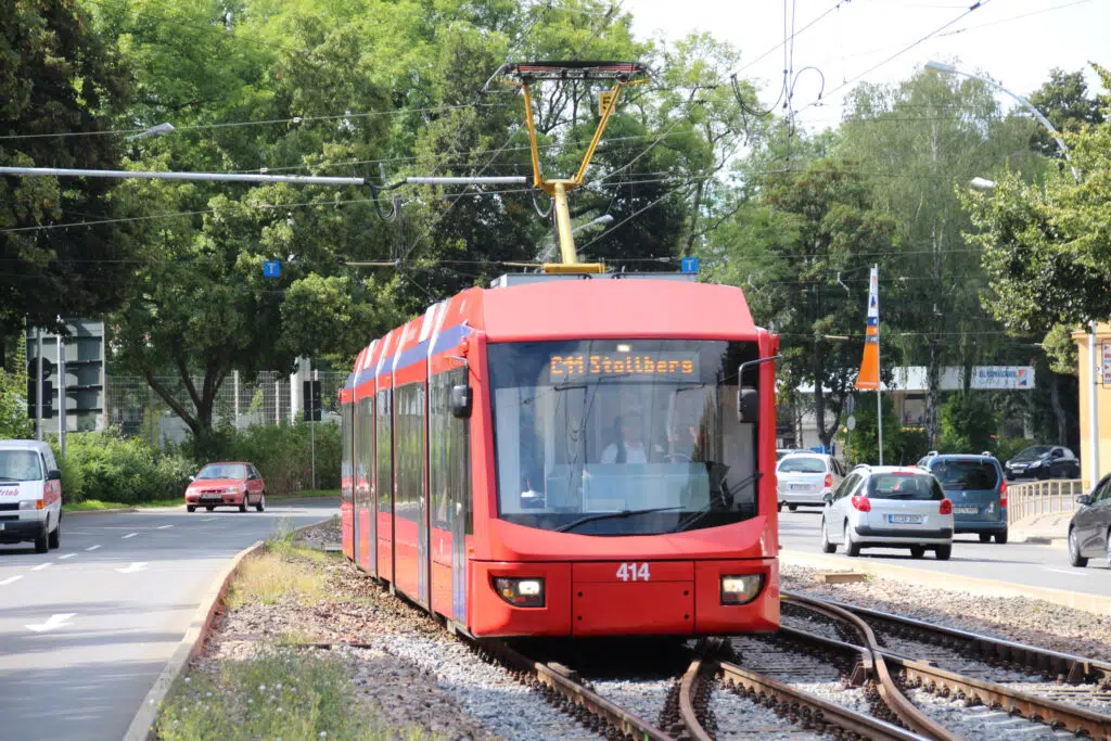 Eine rote Variobahn der Linie C11 in Chemnitzer Stadtgebiet in Fahrtrichtung Stollberg