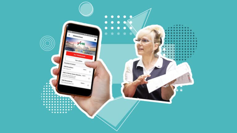 Collage: Eine freundliche Kundenbetreuerin hält einen Fahrplan in der Hand, links daneben eine große Hand hält ein großes Smartphone, das Display zeigt eine App zum Erwerb von Fahrscheinen