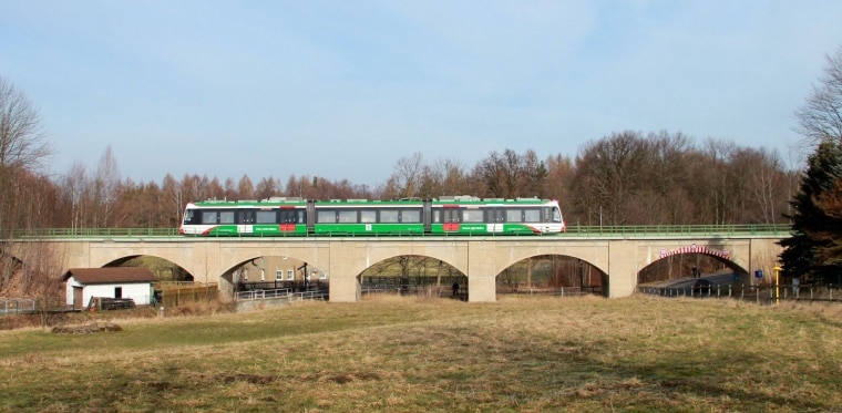 Seitenansicht: Ein Citylink überquert eine Brücke