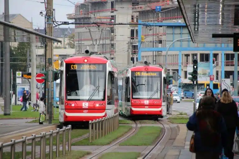 Zwei Citylinks, Linie 13 und C14 begegnen sich im Innenstadtbereich (Nähe Zentralhaltestelle)