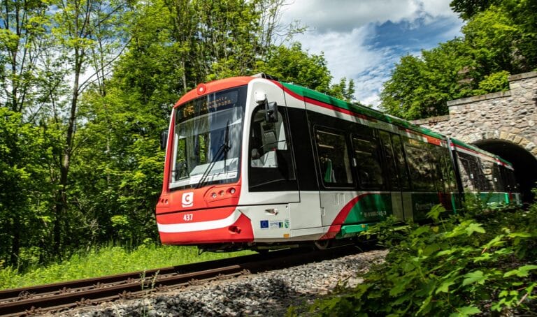 Ein Citylink fährt an einem Sommertag in den Harrastunnel in Richtung Hainichen