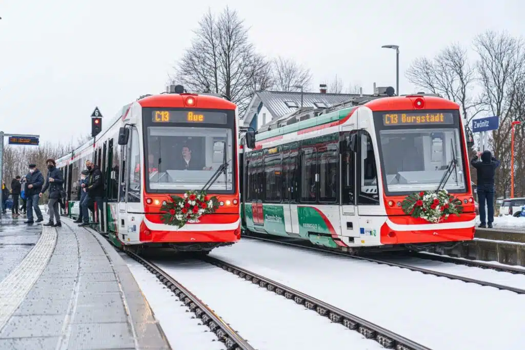Zwei mit Blumen geschmückte Citylinks am Bahnhof in Zwönitz am Tag der Eröffnung der Strecke nach Aue