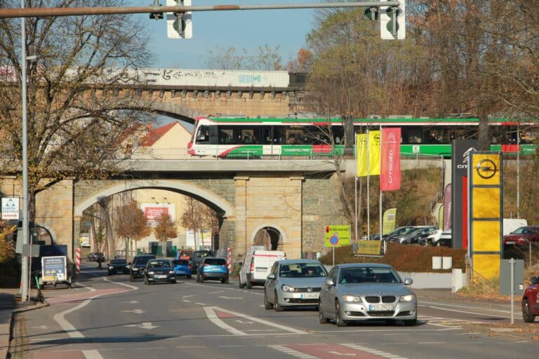 Ein Zug der Linie C13 überquert die Brücker über die Blankenauer Straße