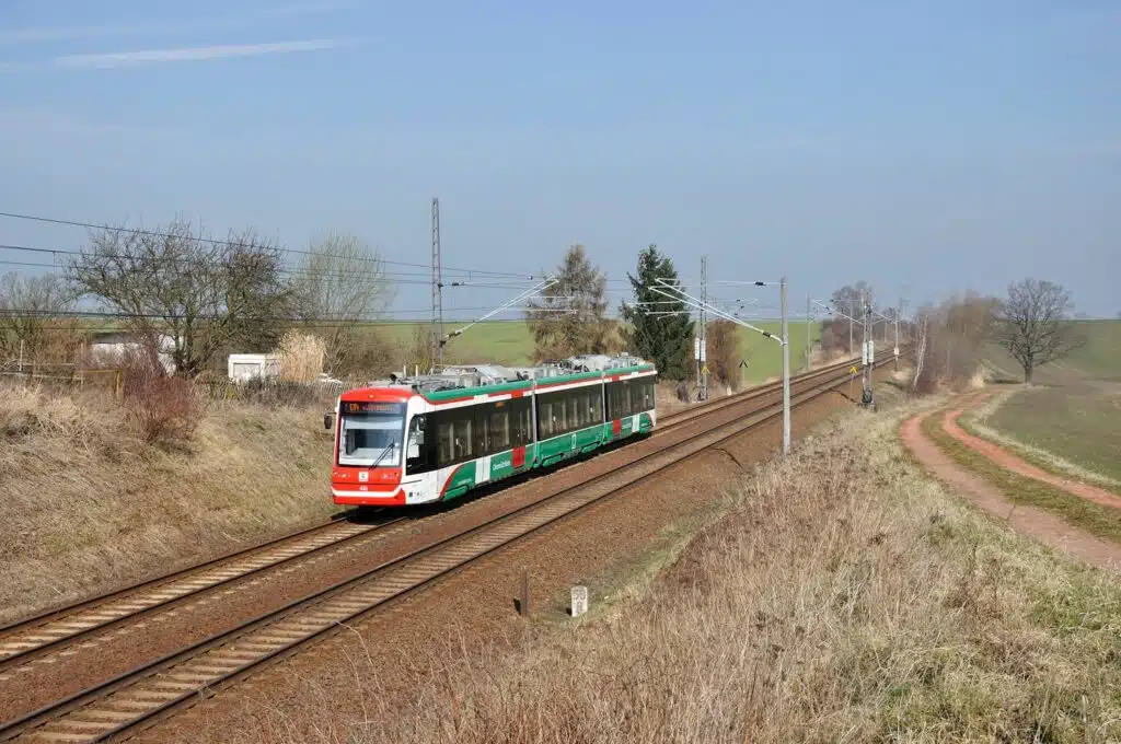 Ein Citylink auf der über Felder geführten Strecke nach Mittweida