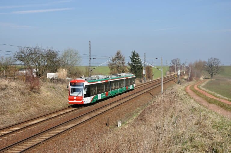Ein Citylink auf der über Felder geführten Strecke nach Mittweida