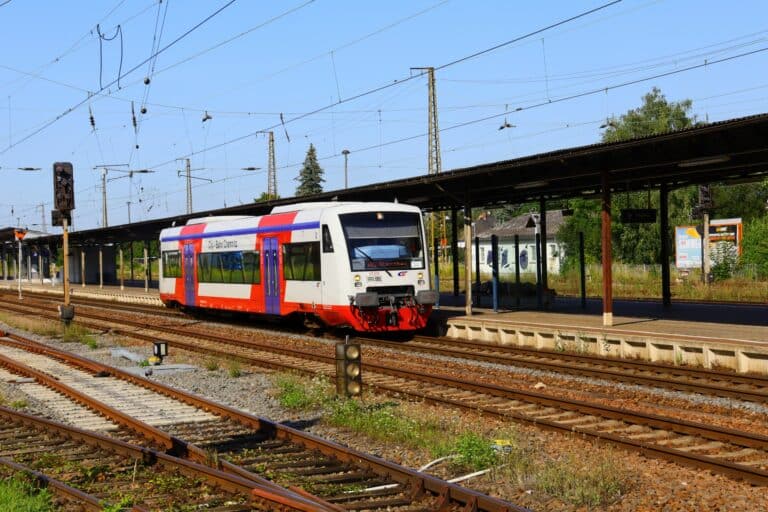 Der Regioshuttle am Bahnsteig (Linie RB37)