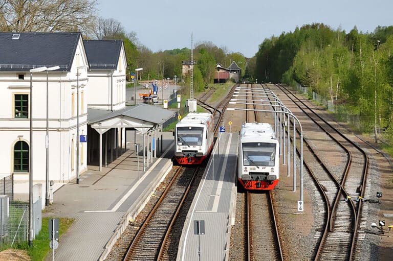Zwei Regioshuttle im Bahnhof in St. Egidien an einem sonnigen Tag