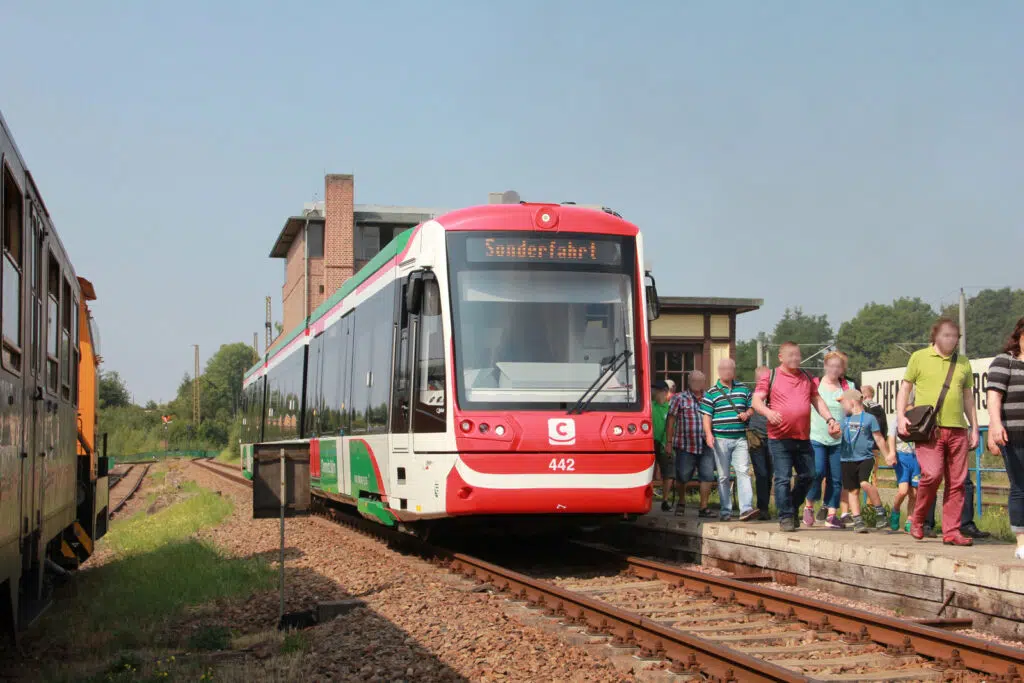 Bahnsteig auf dem Gelände des Sächsischen Eisenbahnmuseums zum Heizhausfest 2024, ein Citylink mit der Anschrift "Sonderfahrt" steht Bahnsteig, Menschen steigen aus und laufen in Richtung Festgelände